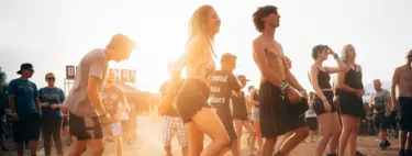 La Gen Z se ha desentendido tanto del vicio que está celebrando raves diurnas con café y "sound healing"