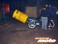 El hombre con un motor en la boca