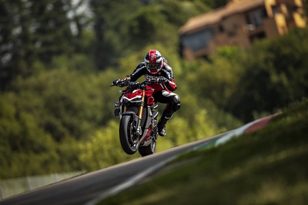 Huele a Streetfighter V2: Ducati ya piensa en una moto menos salvaje que la Streetfighter V4