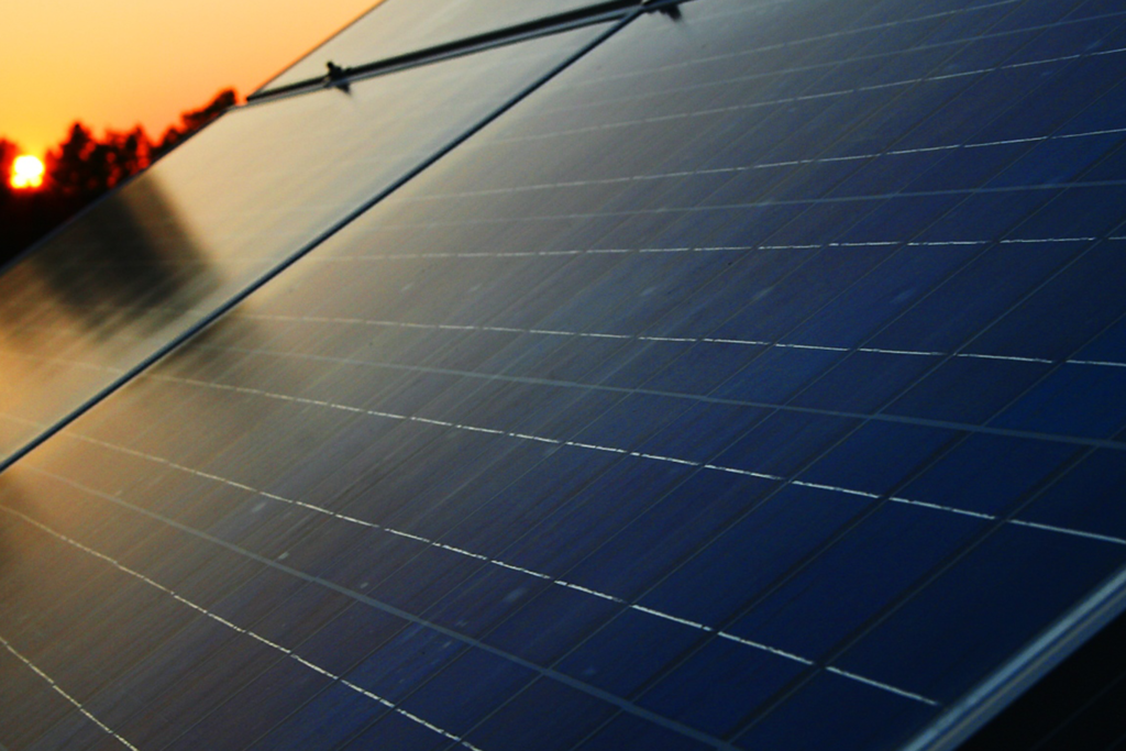 Unos científicos españoles han creado un material que se traga el 99,5% de la luz. Y es una gran noticia para las renovables 