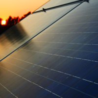 Unos científicos españoles han creado un material que se traga el 99,5% de la luz. Y es una gran noticia para las renovables 