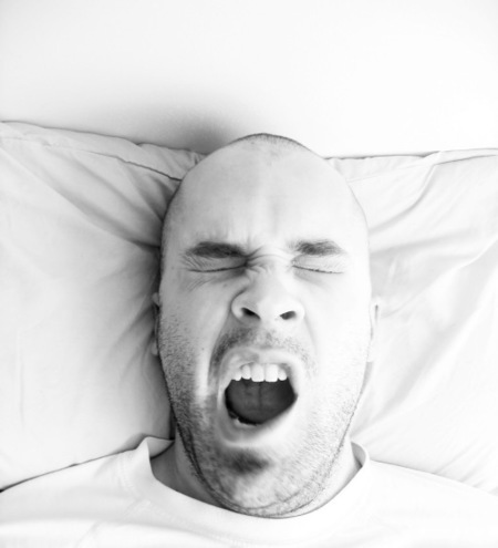 Acostarse tarde y dormir poco puede provocar depresión