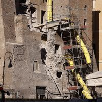 Torre do Século XIII desaba em Roma e socorristas tentam resgatar trabalhador que estava dentro do prédio 