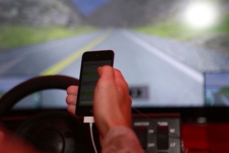 Seguros más caros: es el precio que pagaremos por usar el móvil al volante de vehículos semiautónomos