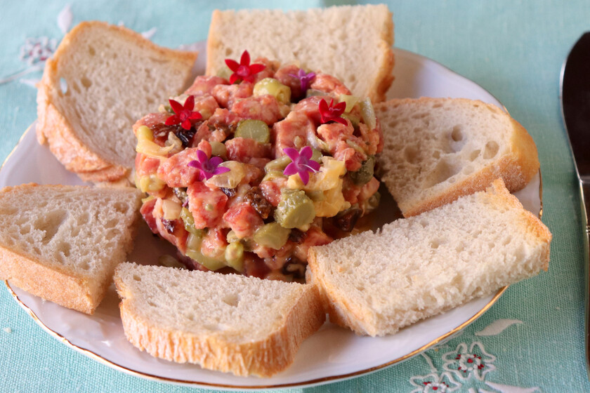 Receta de tartar de salchichón de Málaga, el aperitivo perfecto para