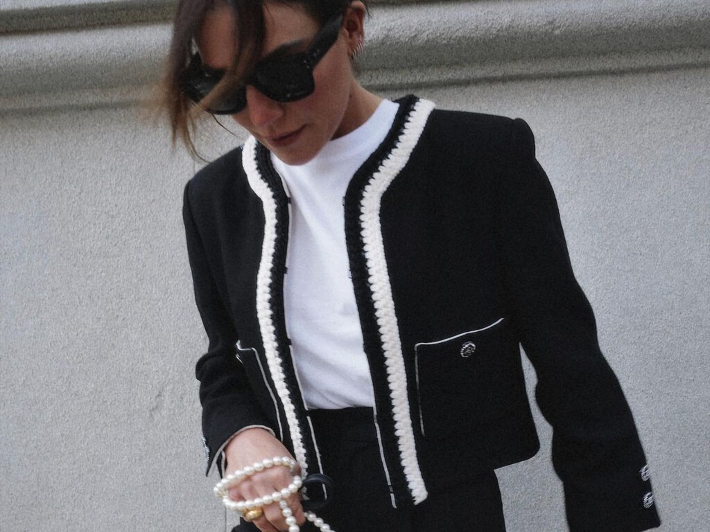 Esta chaqueta de tweed marrón chocolate súper sofisticada y elegante parece diseñada por Chanel, pero es de Mango 