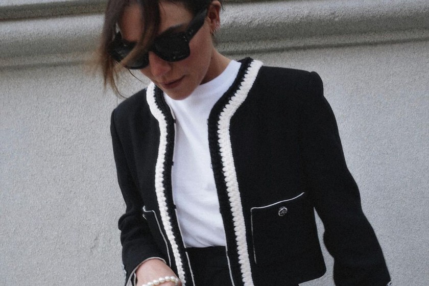 Esta chaqueta de tweed marrón chocolate súper sofisticada y elegante parece diseñada por Chanel, pero es de Mango