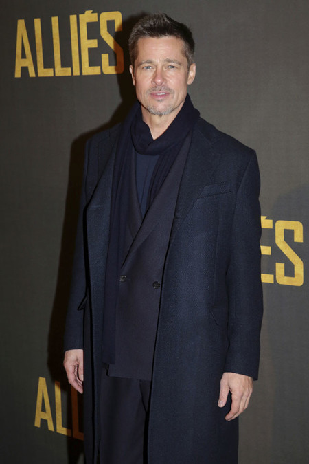De oscuro y con fular, así es el recurrente look de Brad Pitt para  presentar 'Aliados'