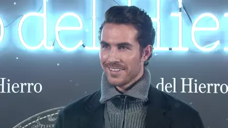 El desfile de Pedro del Hierro en Madrid confirma que el negro es artífice perfecto de elegancia intemporal, y los invitados al show lo demuestran