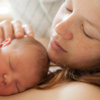 La maternidad penaliza a las mujeres en España: pierden un 33% de su salario al convertirse en madres 