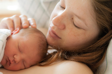 La maternidad penaliza a las mujeres en España: pierden un 33% de su salario al convertirse en madres