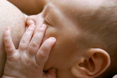 Por qué se ha hinchado un pecho después de mammoplastiki