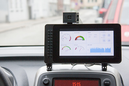 WiFi, un panel a lo Tesla o una consola retro por muy poco dinero: 17 proyectos para usar una Raspberry Pi en tu coche