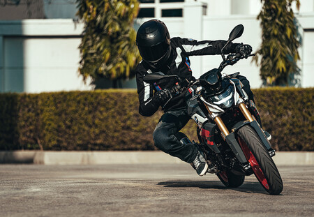 BMW G 310 R: la naked de acceso estrena embrague anti-rebote y óptica LED, para 34 CV que ahora son Euro5