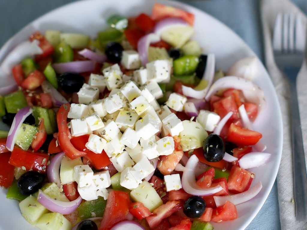 “Me la enseñó un chef en Grecia”: esta sencilla salsa vinagreta subirá de categoría tu ensalada griega