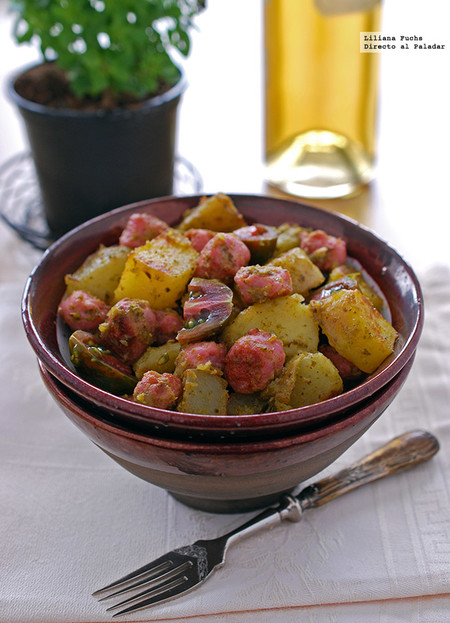 Ensalada de patata al pesto con salchichas: receta alemana con toque italiano