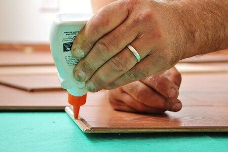 Top 5 de los pegamentos en barra más valorados en Amazon para los amantes de las manualidades