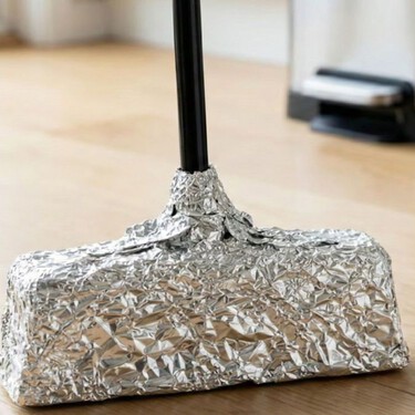 A que no sabías este truco: poner papel aluminio en la escoba ayuda a limpiar mejor. Así funciona