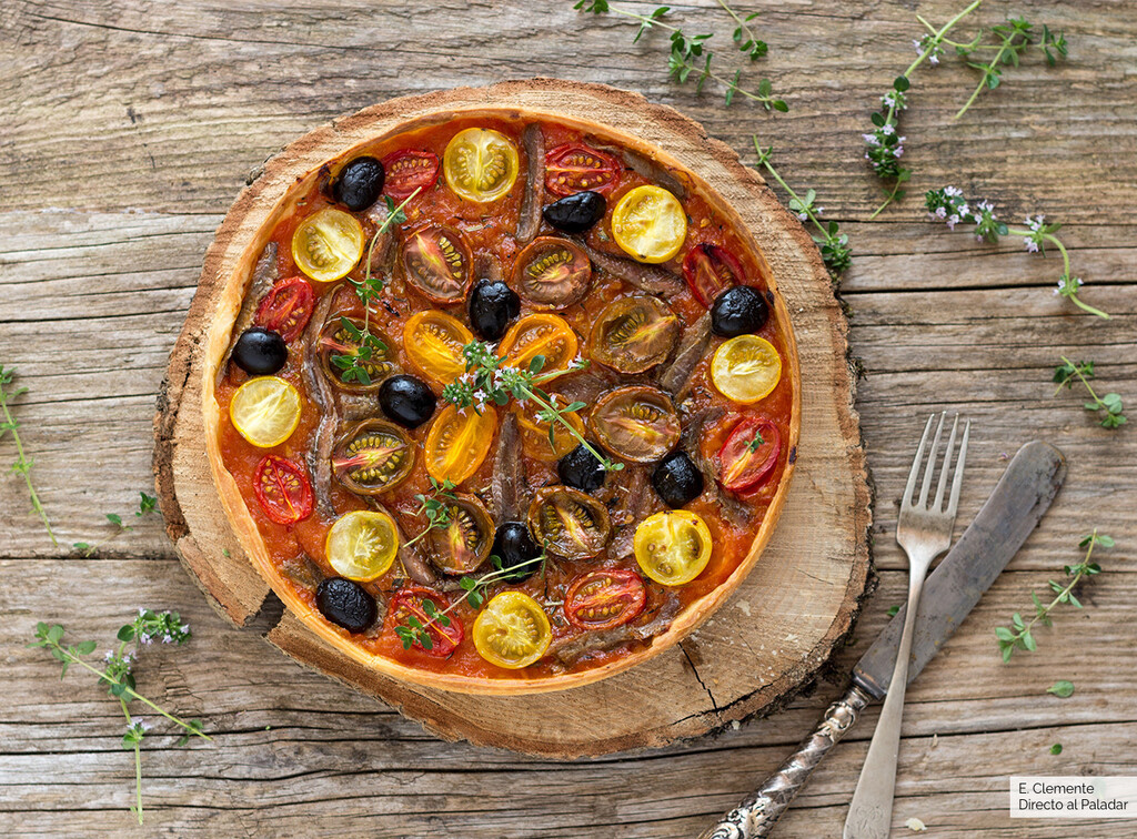Esta receta de tarta de tomates y anchoas es la cena perfecta, crujiente y fresca que tu mesa necesita este verano