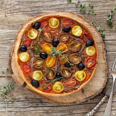 Esta receta de tarta de tomates y anchoas es la cena perfecta, crujiente y fresca que tu mesa necesita este verano 