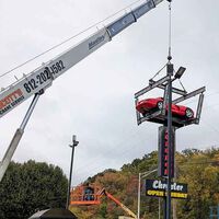 Una agencia se gastó un dineral hace 28 años para subir un Dodge Viper a un poste de anuncios. Hoy está hecho añicos y se van a gastar miles de dólares en restaurarlo para volverlo a colgar