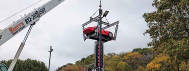 Una agencia se gastó un dineral hace 28 años para subir un Dodge Viper a un poste de anuncios. Hoy está hecho añicos y se van a gastar miles de dólares en restaurarlo para volverlo a colgar