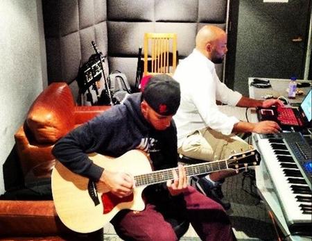 Lewis Hamilton comienza su carrera musical... y John Surtees le aconseja que se centre en la F1