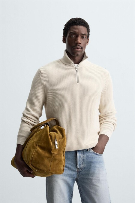 Stanley Tucci Es El Nuevo Icono De Estilo Que Llega A Combinar Una Prenda Clasica Con Un Toque Deportivo El Jersey Con Cremallera