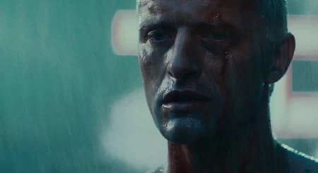 "Como lagrimas en la lluvia". Rutger Hauer cambió el legendario monólogo final de Roy Batty en 'Blade Runner'