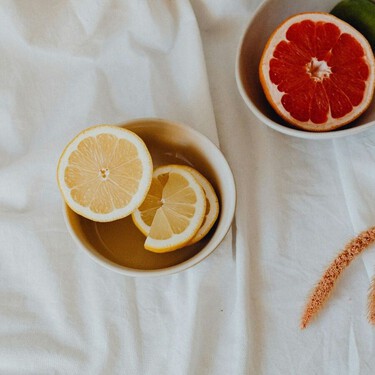 La mezcla casera que reutiliza restos de fruta para perfumar la casa de forma natural y eliminar olores intensos de cocina 