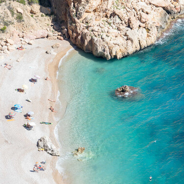 No es el Caribe, es Alicante: la preciosa cala de aguas turquesa que es el secreto mejo guardado de la costa mediterránea 