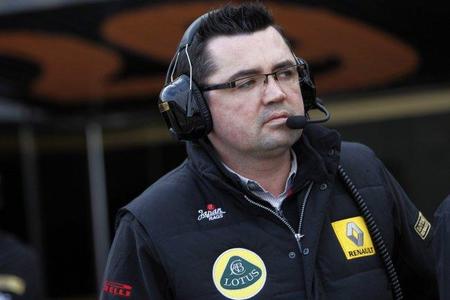 Eric Boullier le tira los tejos a Mark Webber