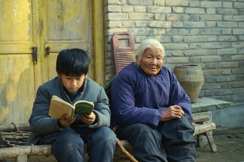 'Vivir la tierra' es la resistencia de un pueblo atrapado entre la tradición y el progreso: una emocionante fábula rural china con un personaje memorable