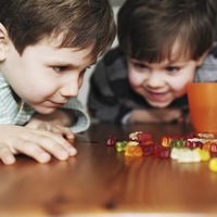 ¿De verdad las chucherías provocan lombrices en los niños?