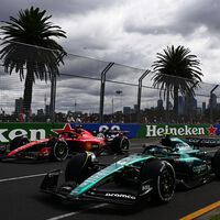 Por qué la sanción a Carlos Sainz por chocar con Fernando Alonso sí fue correcta: siete precedentes que la explican 