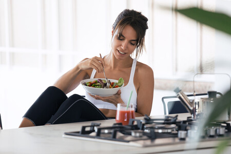 Los tres nutrientes que no te pueden faltar después de entrenar si sigues el ayuno intermitente (y en qué alimentos encontrarlos)