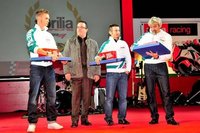 Max Biaggi renueva con Aprilia por otras dos temporadas