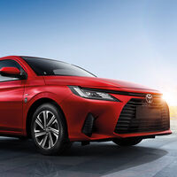 El Toyota Yaris Sedán estrena la versión Hybrid que ni Versa ni Aveo se han atrevido a hacer: será el híbrido más barato de Toyota en México