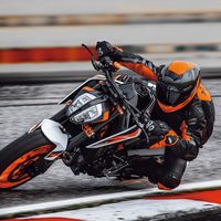 KTM 890 Duke R: el bisturí de Mattighofen se afila hasta 121 CV y 166 kg