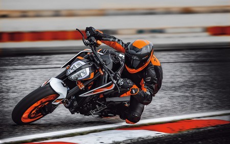 KTM 890 Duke R: el bisturí de Mattighofen se afila hasta 121 CV y 166 kg