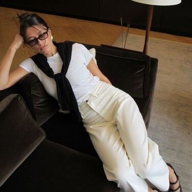 Estos vaqueros blancos básicos son pura tendencia en 2026: esta es la fórmula infalible para llevarlos en primavera y en verano