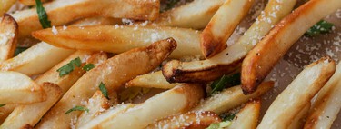 Los cocineros concuerdan: "para hacer papas a la francesa crujientes, añade 30 gramos de Maizena y una cucharadita de sal" 