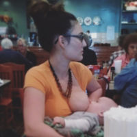 Una madre publica una foto amamantando a su bebé en un restaurante para callar a quienes la critican