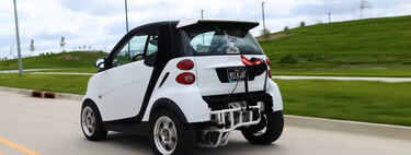 El Smart más bestia y peligroso del planeta lleva motor de Suzuki Hayabusa y paracaídas: 400 CV intentando no salir volando