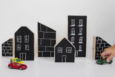 Una buena idea: montar una ciudad con bloques de madera y pintura de pizarra