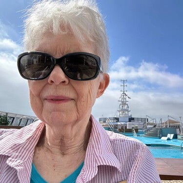 Esta jubilada de 77 años lo deja todo para cumplir su sueño: vivir en un crucero viajando de país en país durante 15 años