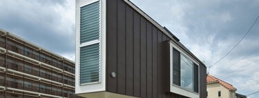 Esta mini casa en Japón no es lo que parece: por fuera parece un cuchitril en el que es imposible vivir, por dentro, es una vivienda amplia y luminosa 