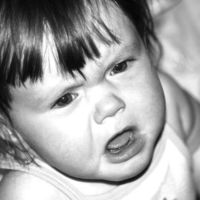 El peligro de dejar llorar a tu hijo en la cuna: consigue salir sufriendo una terrible caída