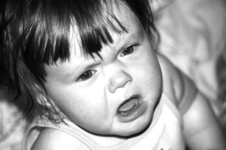 El peligro de dejar llorar a tu hijo en la cuna: consigue salir sufriendo una terrible caída