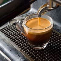 Olvídate del café de cápsulas Nespresso y de tu vieja cafetera italiana con una cafetera con molinillo rebajada a menos de 100 euros 